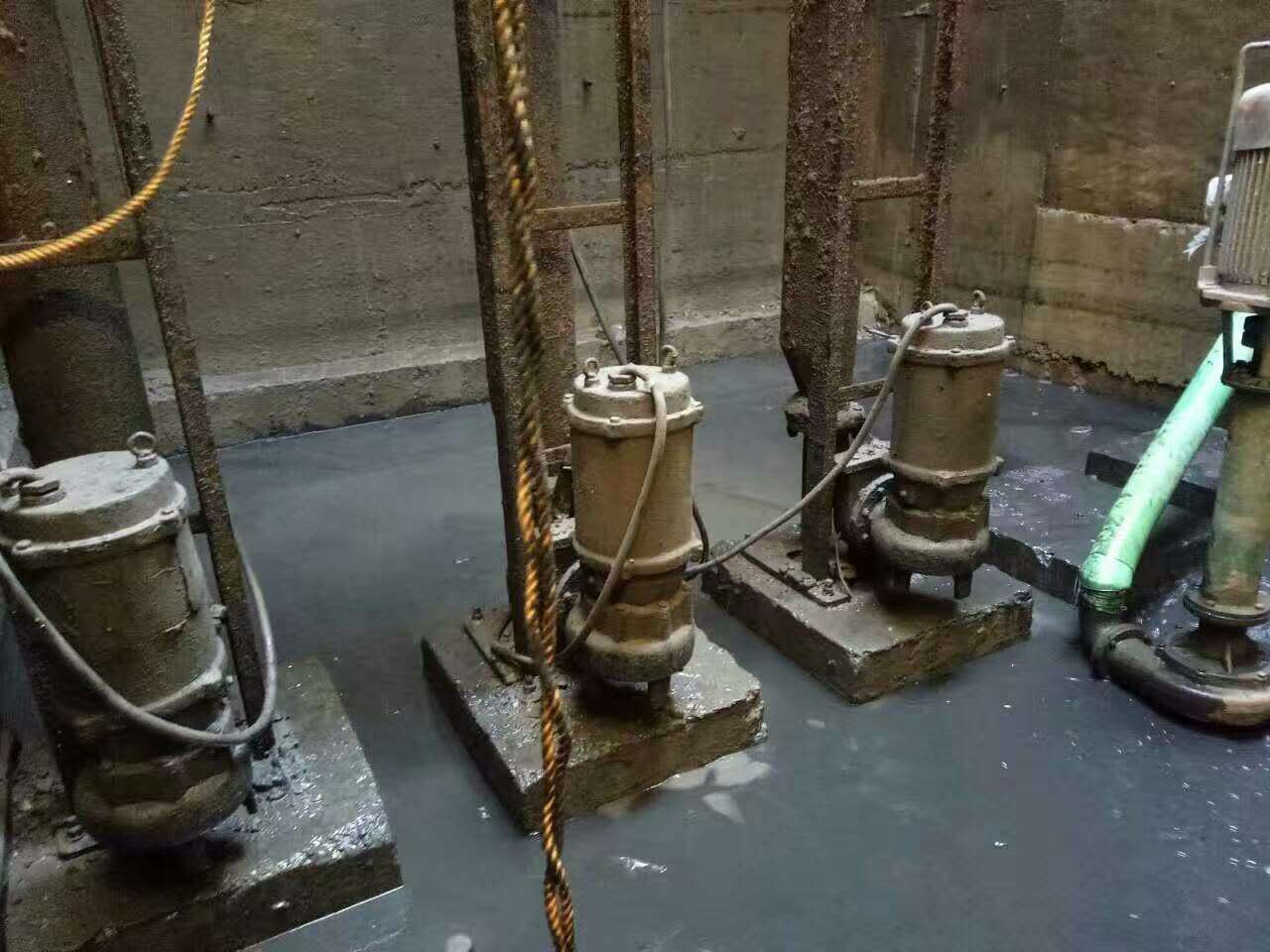 皂市镇污水池清理